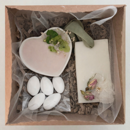 Cofanetto bomboniera con candela tavoletta profumata e confetti