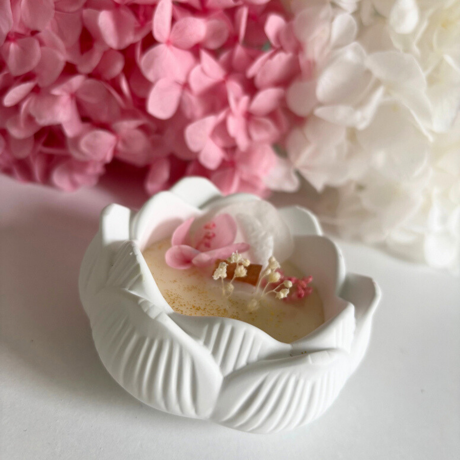 candela lotus con decorazioni botaniche