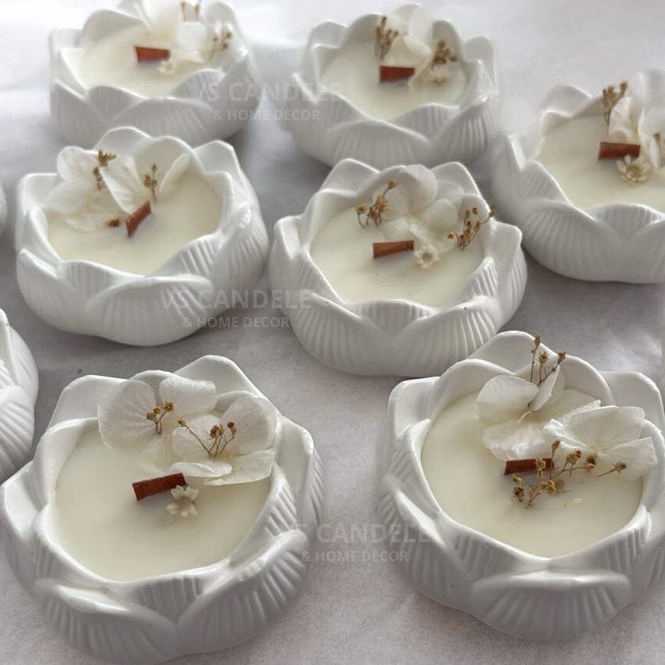 candela lotus con decorazioni botaniche