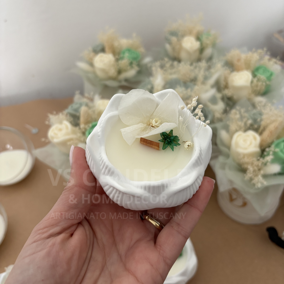 candela lotus con decorazioni botaniche
