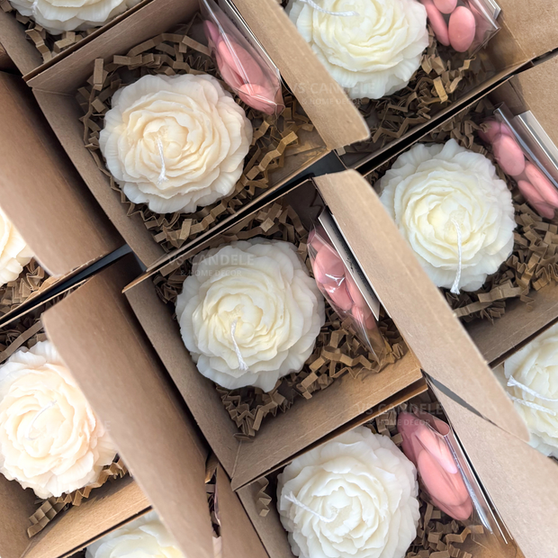 Candela profumata a forma di peonia artigianale ideale come bomboniera