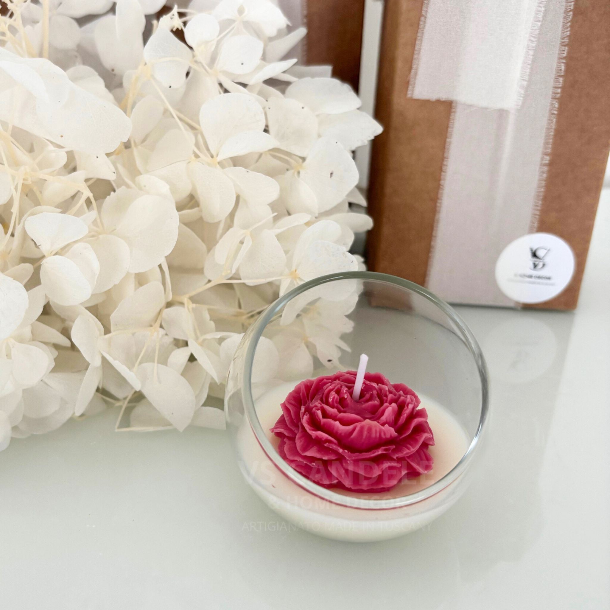 Candela profumata in vetro con fiore, bomboniera artigianale elegante per matrimonio, battesimo e comunione.