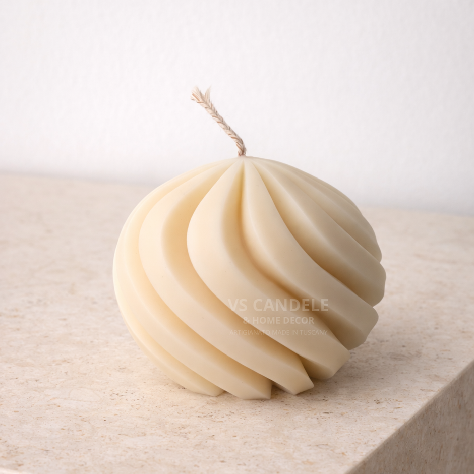 Candela scultorea a spirale decorativa