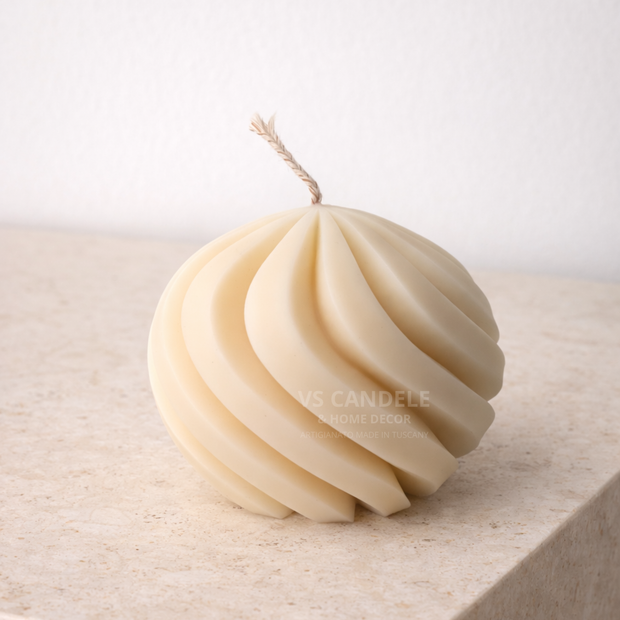 Candela scultorea a spirale decorativa