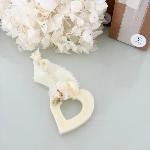 Profumatore cuore forato con decorazioni botaniche